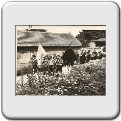 18.6.1961 pi slavnosti 35. letho trvn barnick obce - Trocnov- ve Cvrovicch.Prvod pichz k pamtnku padlch ve svtov vlce a poruka Karla urdy.