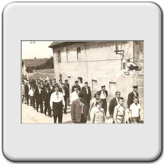 18.6.1961 pi slavnosti 35. letho trvn obce - Trocnov - ve Cvrovicch.     Prvod jde k pamtnku - kolem p. 3.