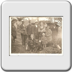 zahrada u Vynovic 1927 -zleva do prava - Milada emnkov,Alois Kanda, A.ivi, Marie Novotn, Anna Havltov a Josef Havlt